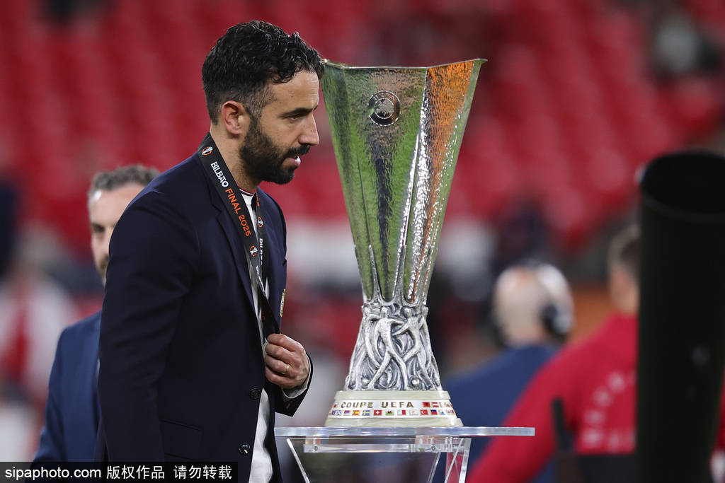 皇冠信用代理注册_失败赛季皇冠信用代理注册!曼联英超第16+欧联亚军 阿莫林:我仍是合适人选