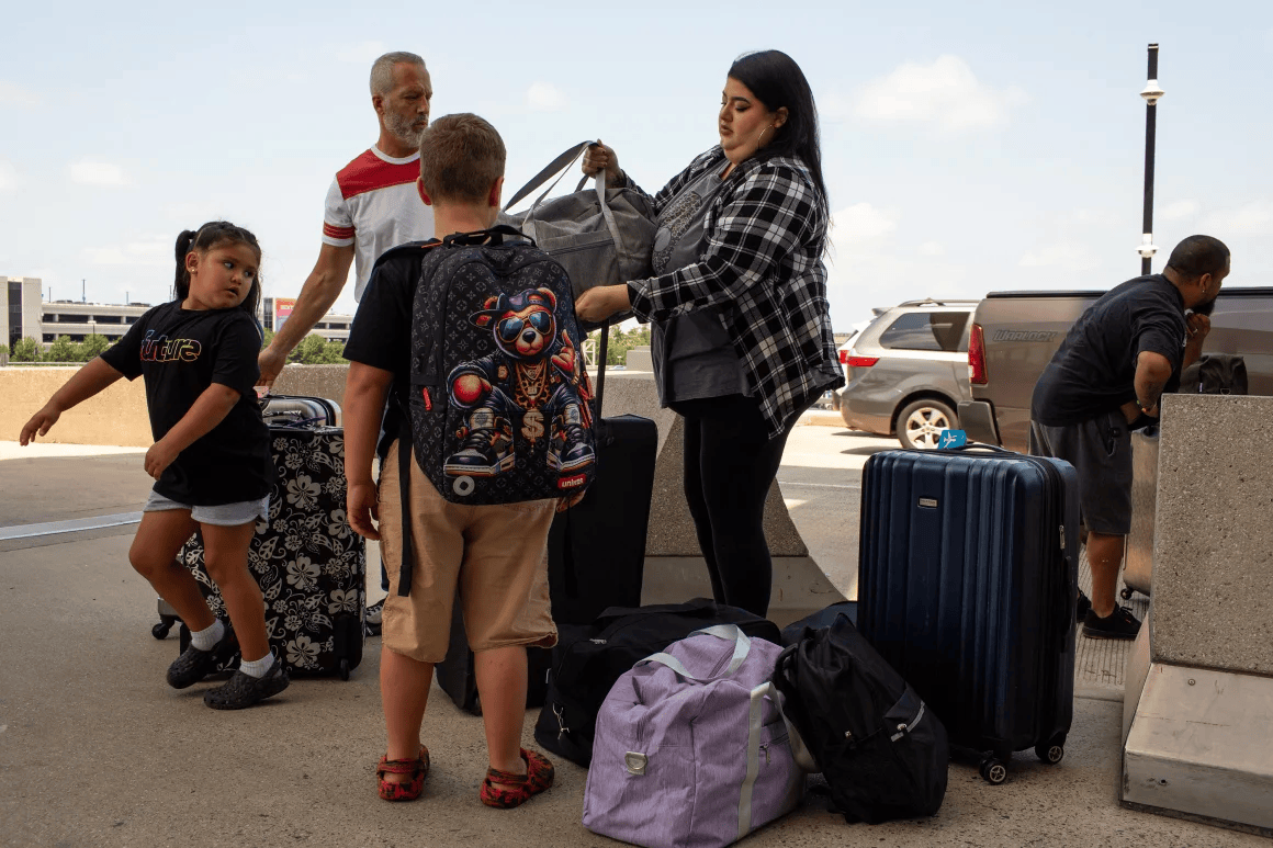 五大联赛所属的国家
_一家人自愿被驱逐出美国:“留在这里是一场赌博”