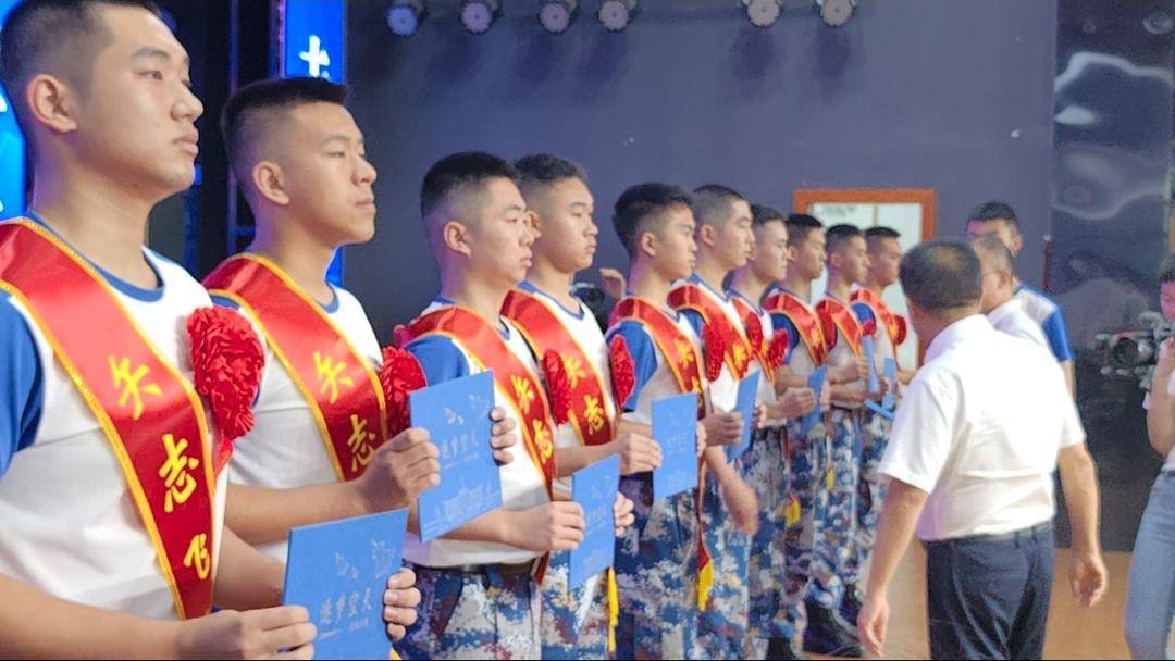 美国足球
_人数全国第一美国足球
!绵阳中学40余人被录取为空军飞行学员