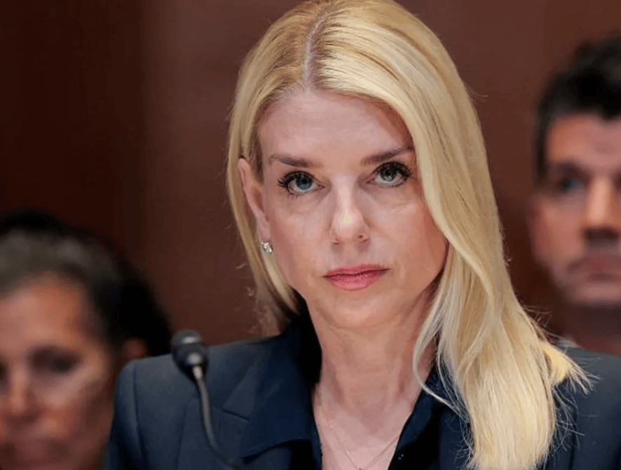 如何注册皇冠足球代理_继马斯克后如何注册皇冠足球代理，美众议长也罕见唱反调！一桩6年前的旧案，为何让特朗普阵营陷入危机？