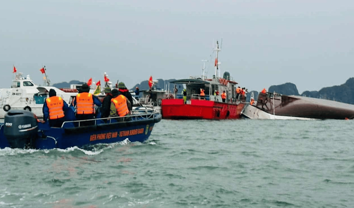 皇冠信用網押金多少_雷暴突袭！越南游船倾覆已致34死皇冠信用網押金多少，有男孩4小时后获救，山峰被雷电击中起火