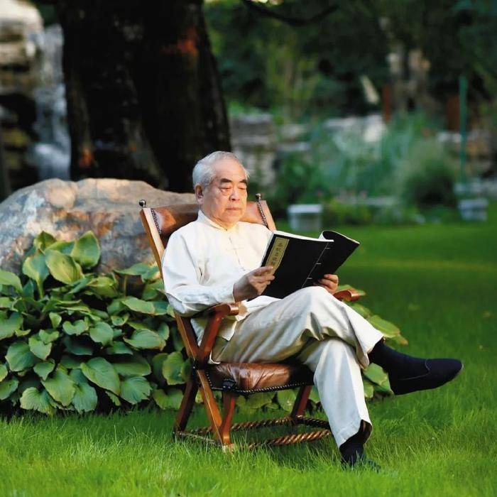 德国巴伐利亚联赛
_画家范曾女儿发文称与父亲失联德国巴伐利亚联赛
，其入股公司当晚仍直播带货，近1个月销售额过百万元