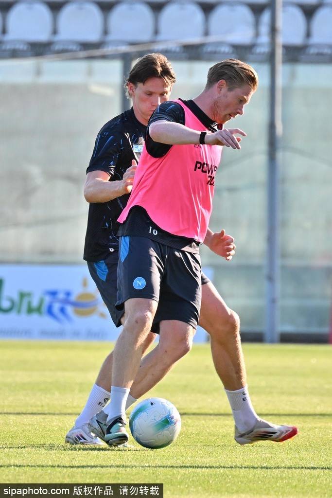 皮尔森vs卡尔维纳
_麦克托米奈与德布劳内双星闪耀皮尔森vs卡尔维纳
，那不勒斯完胜萨索洛