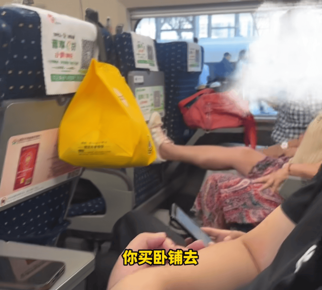 科特布斯vs因戈尔施塔特_事发高铁科特布斯vs因戈尔施塔特，后排女子疯狂踢踹椅背！12306客服回应，网友吵翻！