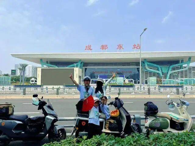 叶尼塞vs索科尔萨拉托夫_骑电瓶车带两娃跨越2000公里！安徽一家四口17天抵达成都叶尼塞vs索科尔萨拉托夫，本人回应：用喜爱的方式带孩子看世界
