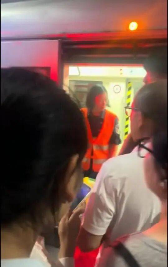 皇冠登一登二登三区别_大连地铁发生故障停运一小时皇冠登一登二登三区别,目击者称看到120和警车,工作人员否认列车和人相撞,故障原因在落实中
