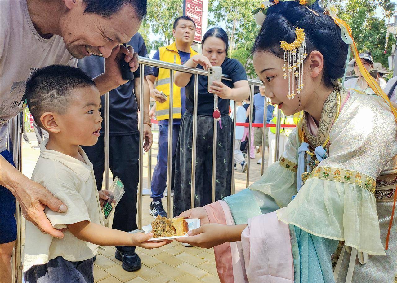 皇冠登3代理申请_重388斤皇冠登3代理申请！500人排队挑战超级大月饼