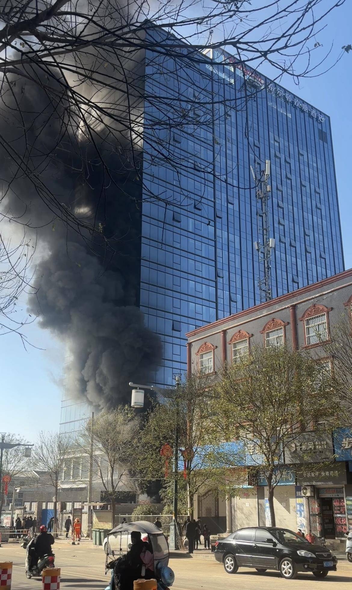 皇冠信用網代理流程
_陕西岐山一待开业希尔顿欢朋酒店附近冒黑烟皇冠信用網代理流程
,有人误传酒店起火,当地:旁边院内建筑材料起火,无人受伤