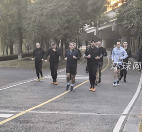 皇冠信用網額度_法国总统马克龙在成都晨跑被偶遇皇冠信用網額度，主动和路人打招呼，其还计划参观大熊猫繁育研究基地