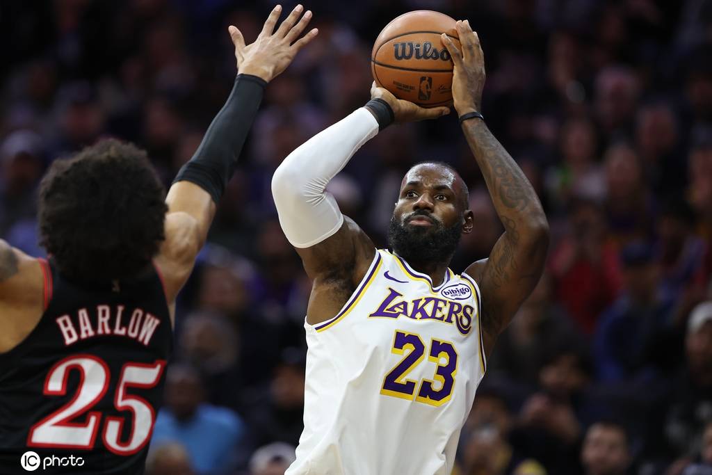 约旦足球_詹姆斯29+7+6末节12分 湖人险胜76人避免连败