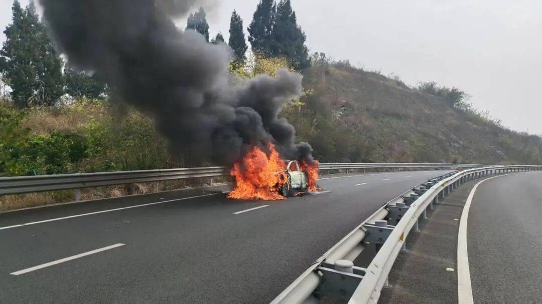 足球盘口开户
_四川高速上一汽车突发自燃!车内两人闻到异味后果断弃车足球盘口开户
,成功逃生