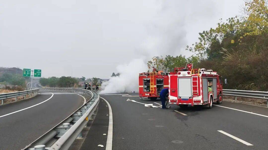 足球盘口开户
_四川高速上一汽车突发自燃!车内两人闻到异味后果断弃车足球盘口开户
,成功逃生