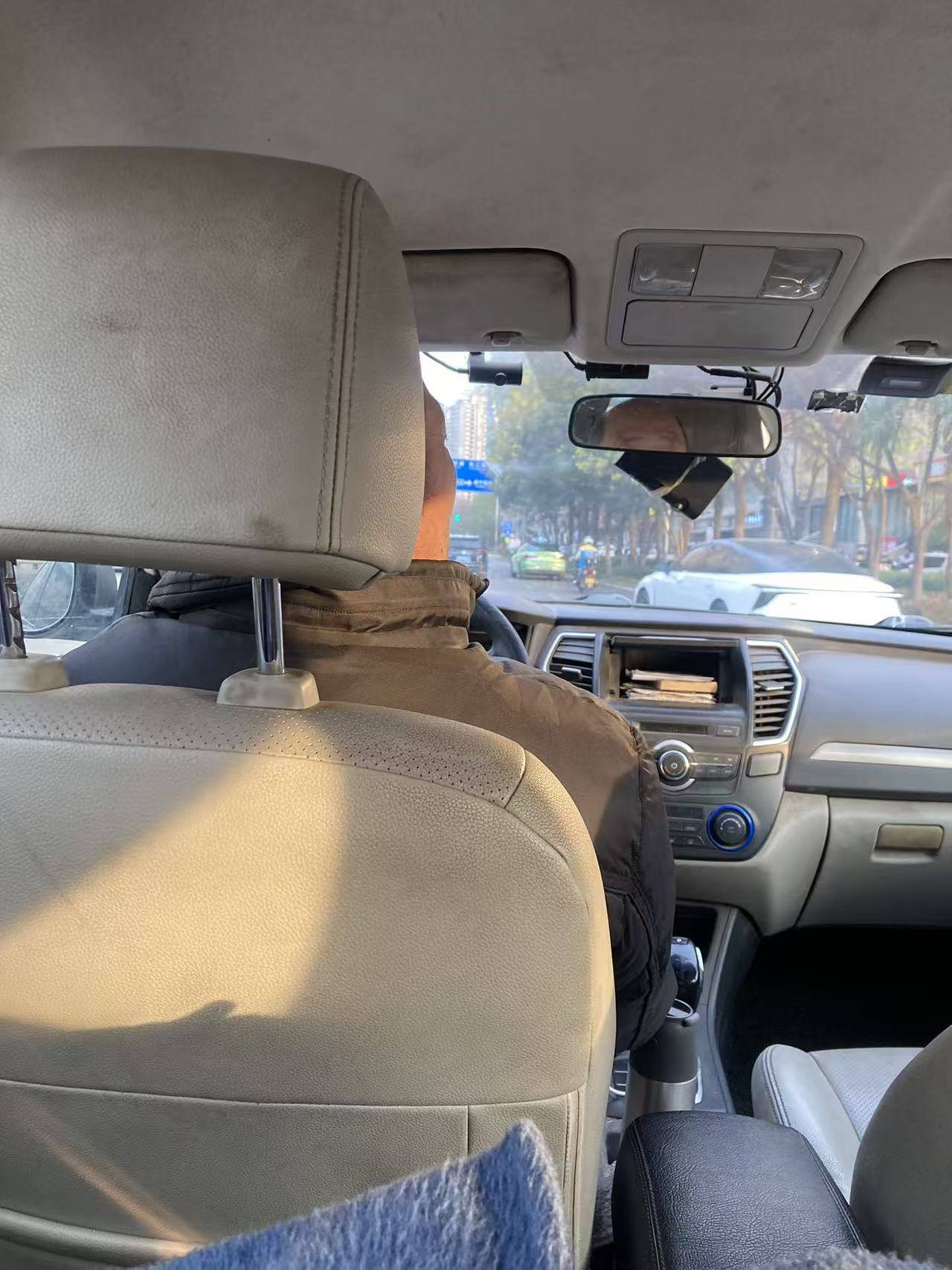 皇冠信用网在线注册_西安一的哥只用英文和乘客交流皇冠信用网在线注册，乘客：他锻炼口语想出国旅行，网友：有梦想谁都了不起