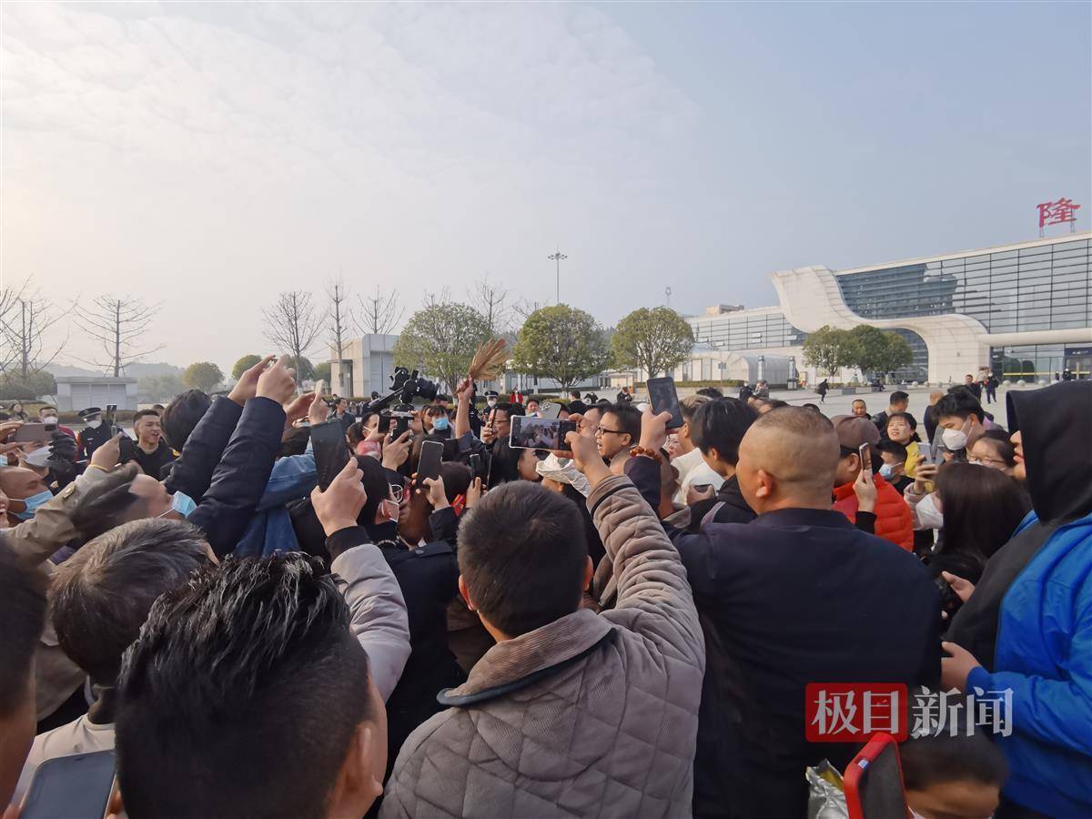 皇冠信用网平台出租_《早安隆回》全网播放量超1600亿皇冠信用网平台出租,作者袁树雄:这首歌让我的负债没了,将为2026世界杯写新歌