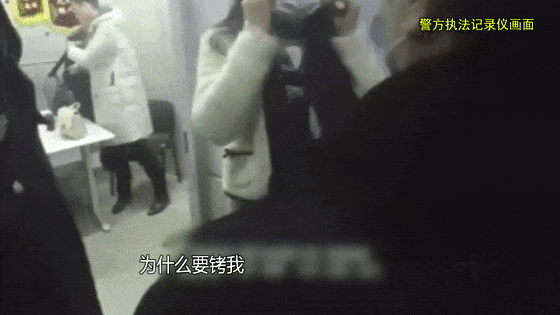 皇冠信用网平台代理_上海地铁一男子被打10个耳光不还手!还手算互殴成历史皇冠信用网平台代理,新规不再和稀泥!正当防卫3要件→