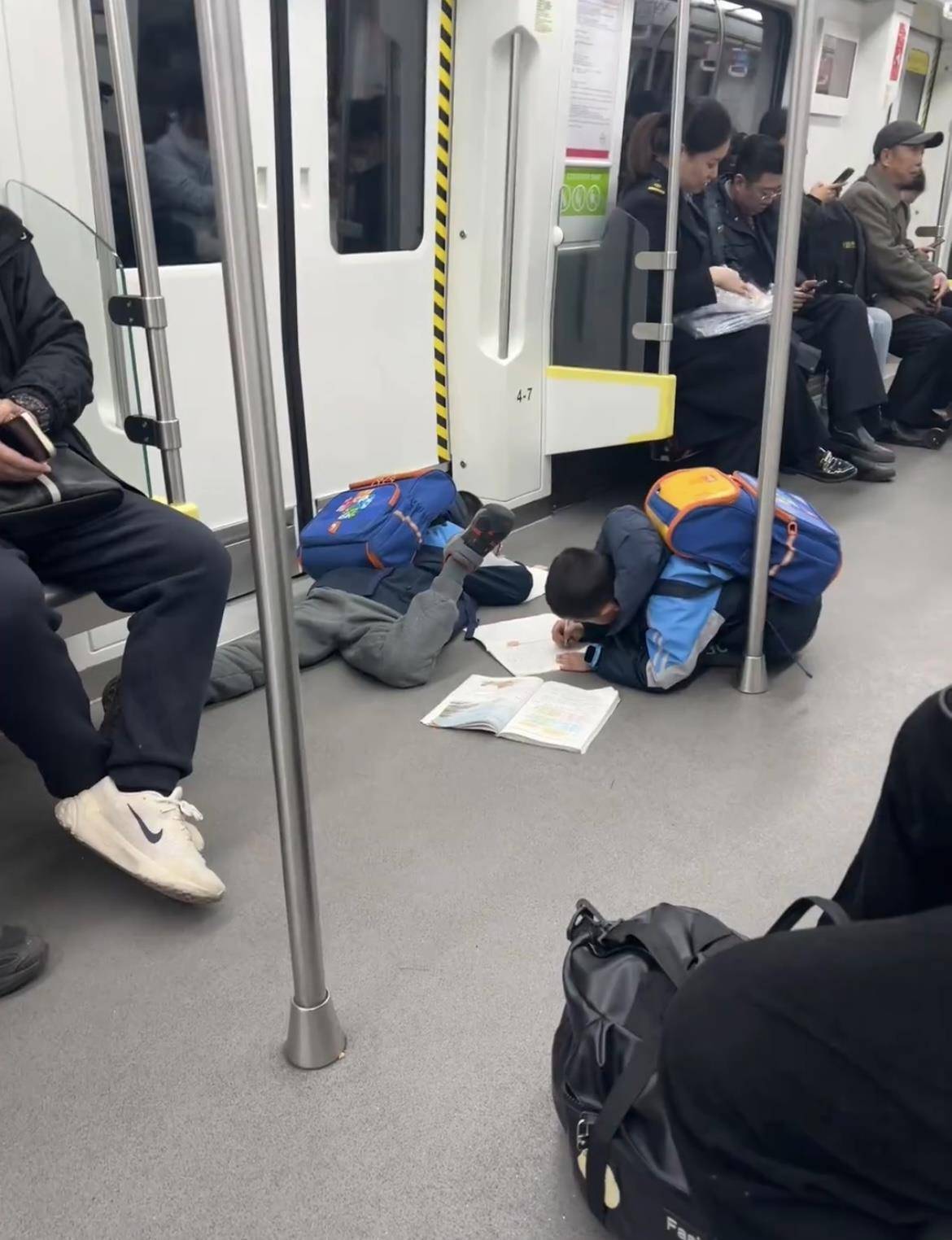 皇冠信用网登2代理_两名小孩哥一上地铁就滑铲倒地皇冠信用网登2代理，趴地上写作业，引来数万网友共鸣：这才是童年的样子