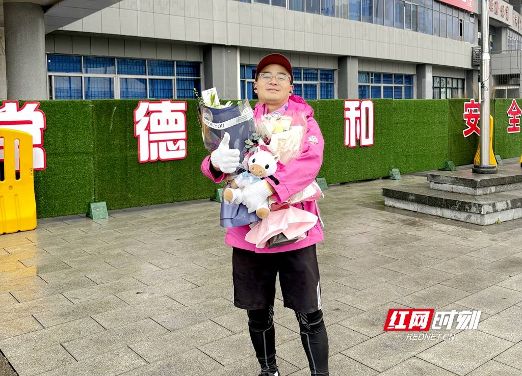 介绍个信用网网址_两个湖南“蛮子”的湘超赌约：结果一人徒步300公里介绍个信用网网址，一人徒步180公里