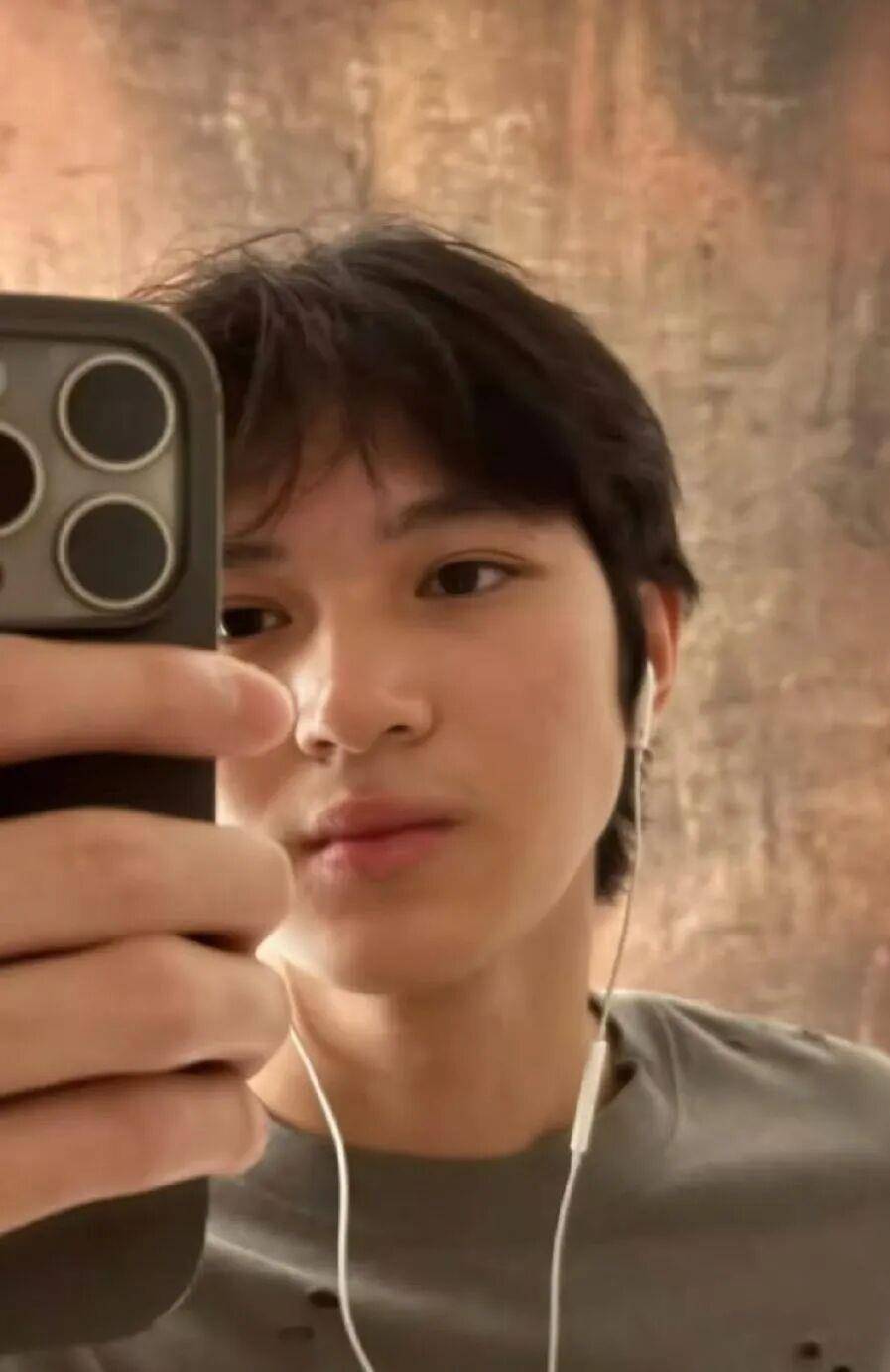 皇冠信用平台出租出售_张智霖、袁咏仪的儿子在《歌手2025》实习时给陈楚生做过“光替”皇冠信用平台出租出售，张智霖骄傲告诉陈楚生：儿子是学音乐的，乐器、创作、编曲都会，“比我厉害”