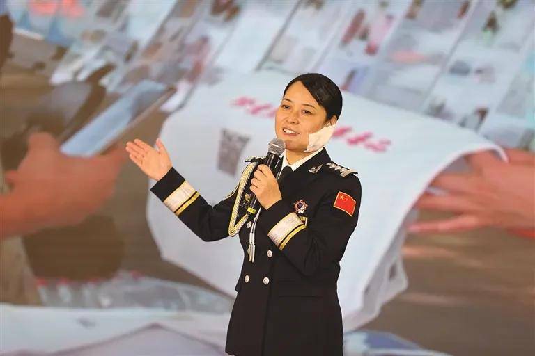 皇冠信用网代理_司法部部长、河南省委书记皇冠信用网代理,向王妙丽同志颁发奖章和证书