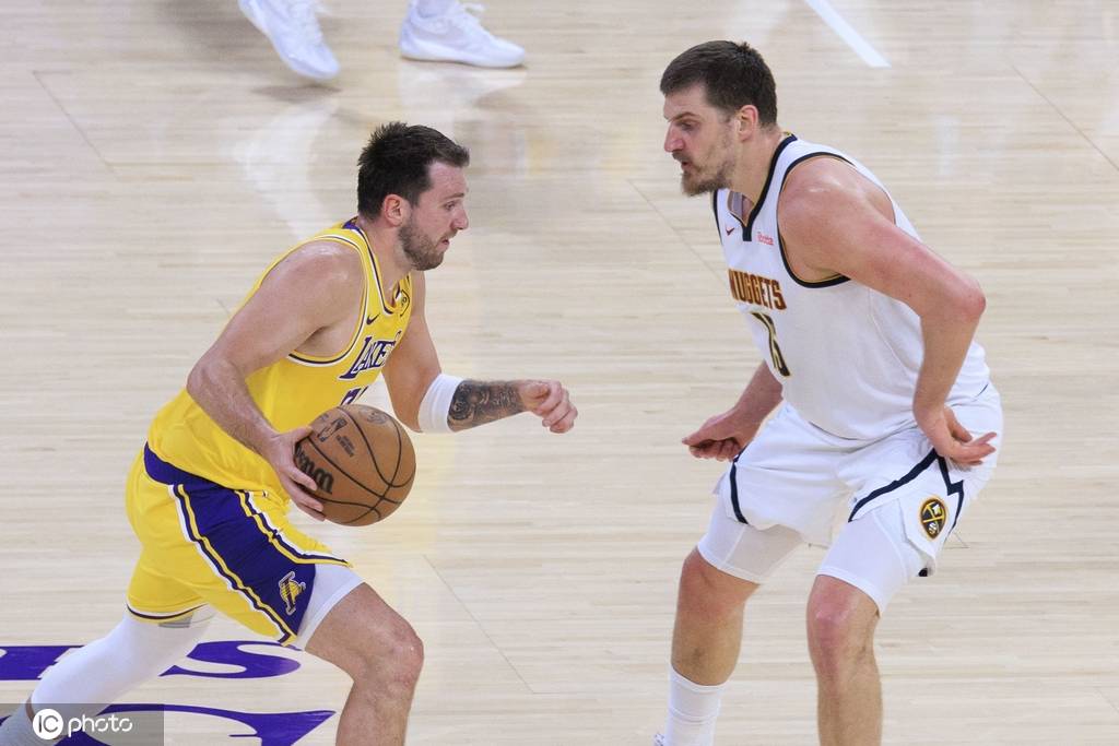 皇冠足球平台代理 _东契奇撤步后仰绝杀+三双 约基奇三双湖人加时胜掘金