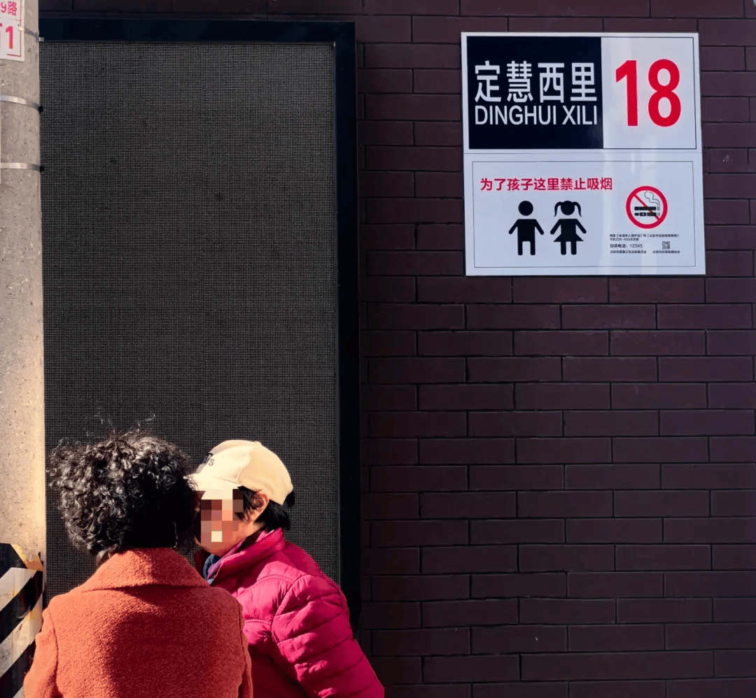 如何申请皇冠信用网_十几分钟都忍不了如何申请皇冠信用网，非得在校门口抽烟？要是您家孩子经过呢？